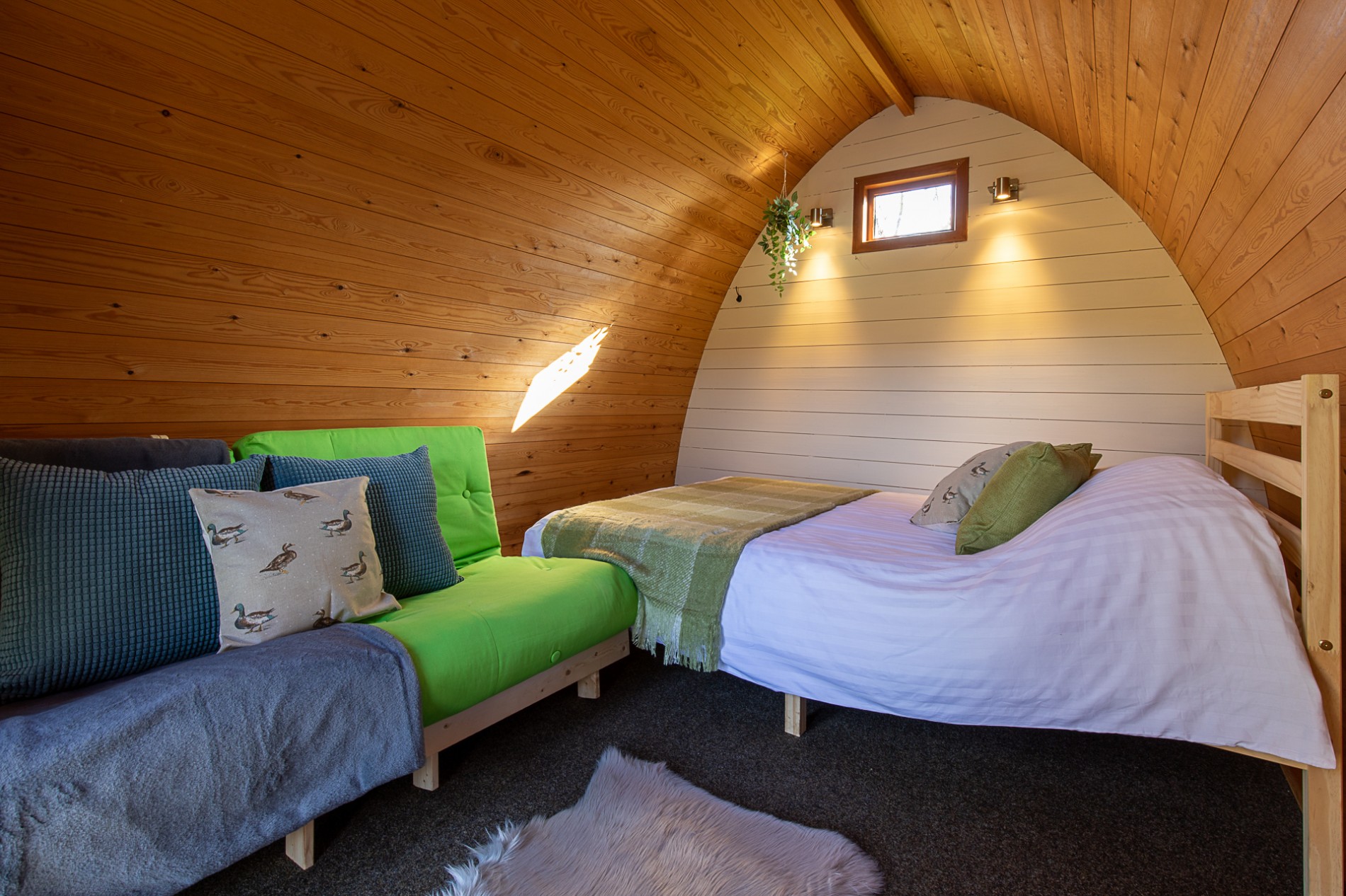 1 Cosy Wooden Glamping Pod