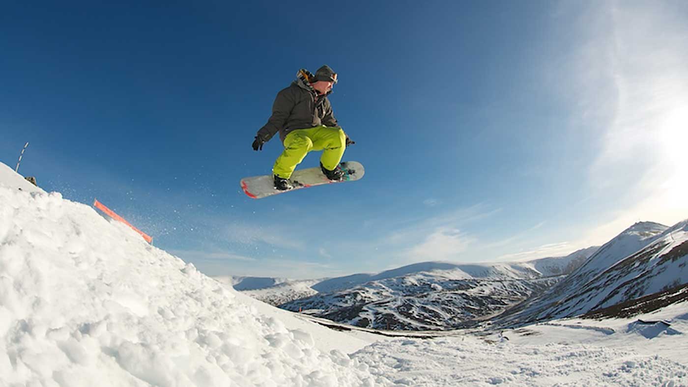 Snowboarding in Sunshine at Glenshee